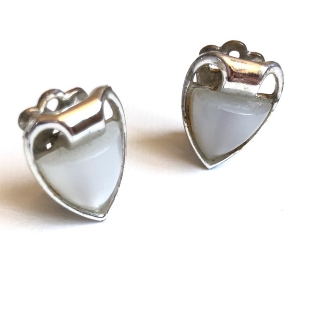 VINTAGE CORO WHITE OPAGUE THERMOSET CLUP ON EARRINGS SILVER HARDWARE - Picture 5 of 5